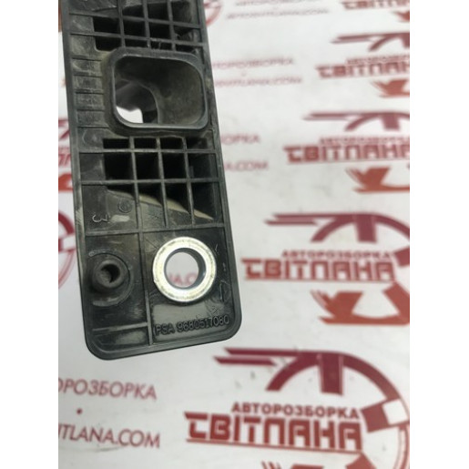 Направляючая раздвижных дверей нижняя Citroen Berlingo 2008-2018 9680517080